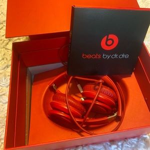 beats headphones. adapter for iphone 8+ included